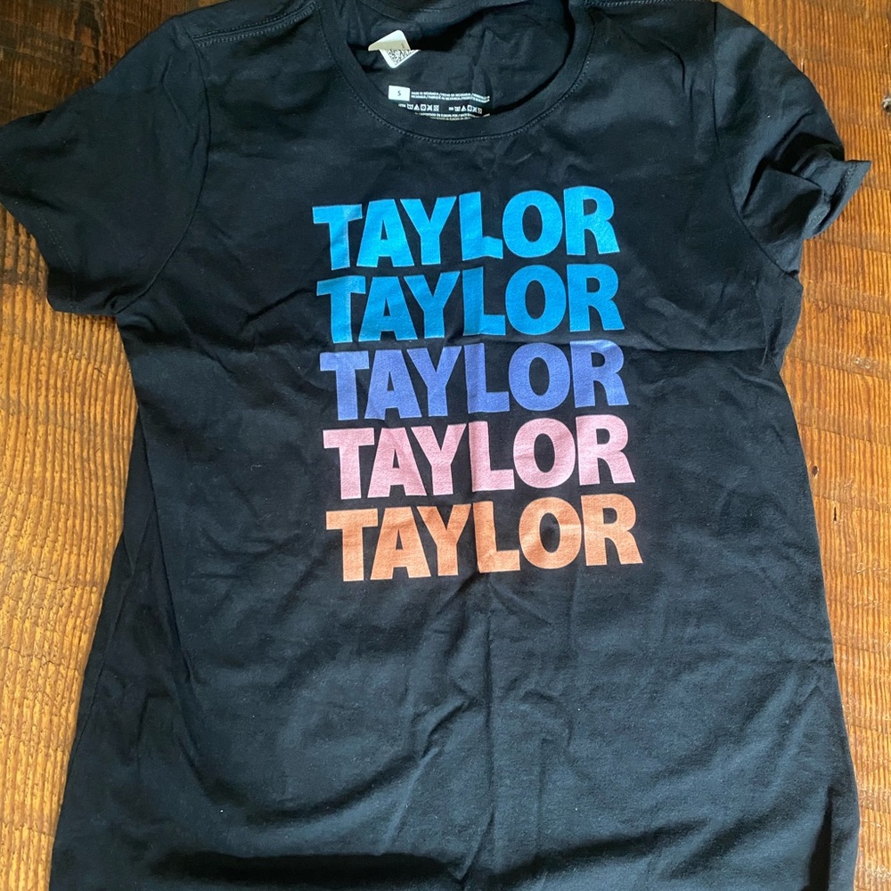 Taylor swift T-shirt. Never work. TTS adult Small